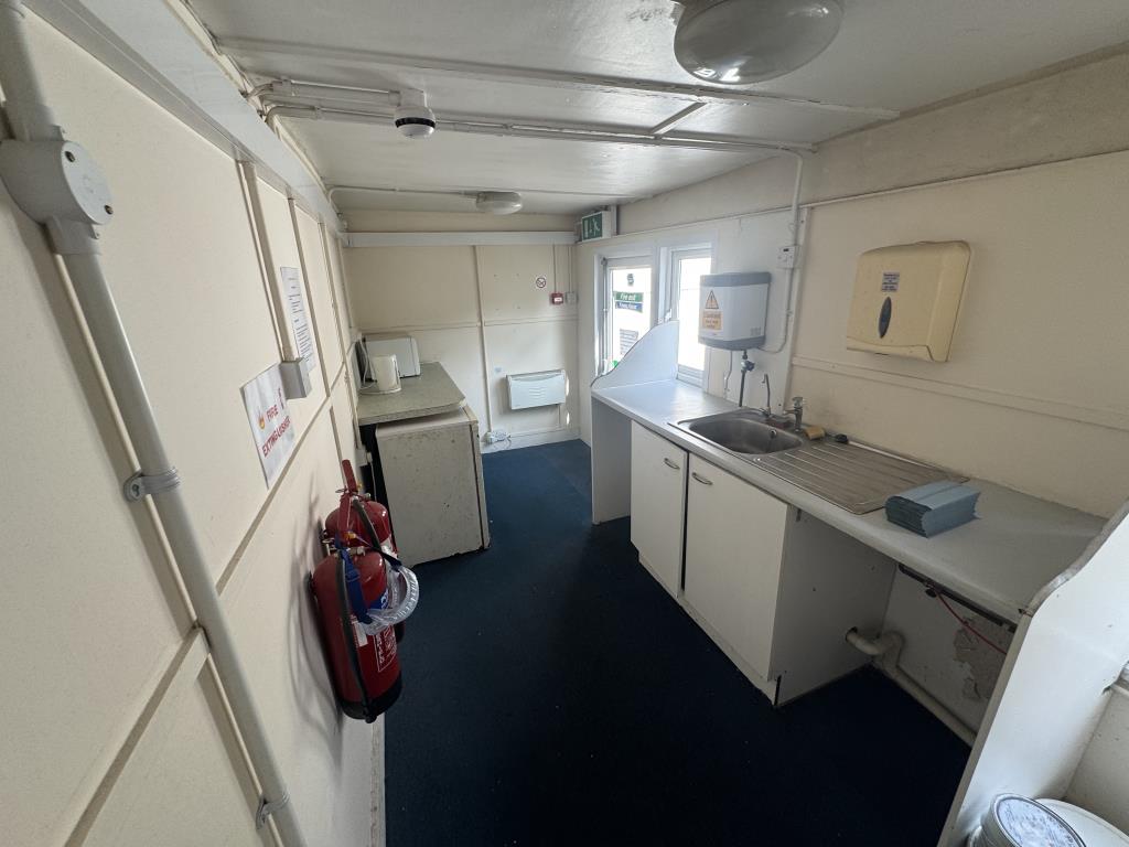 Lot: 28 - VACANT COMMERCIAL UNIT ARRANGED OVER THREE FLOORS AND SEPARATE WORKSHOP UNIT - Kitchen